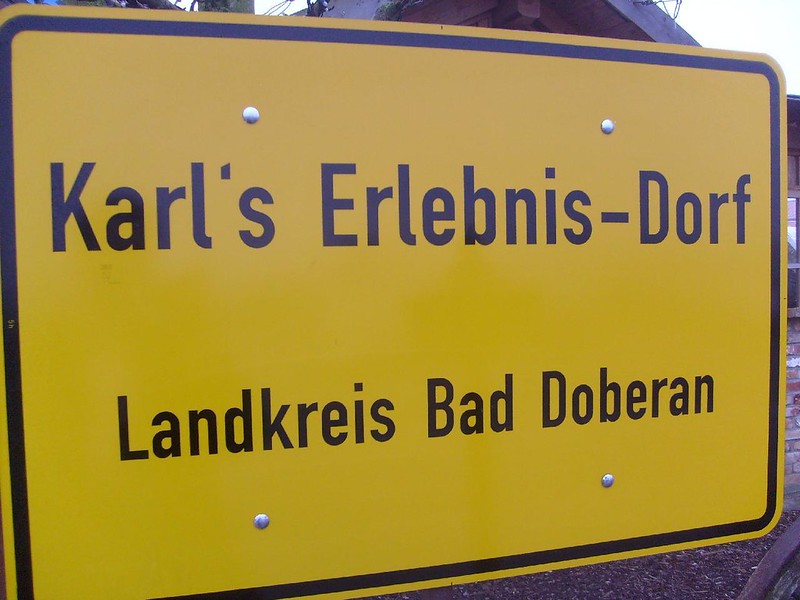 Ortsschild Karls Erlebnis Dorf